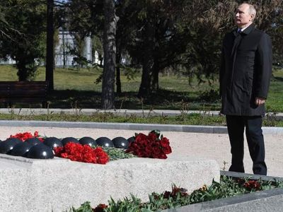 Путин возложил цветы к мемориальному комплексу в Севастополе