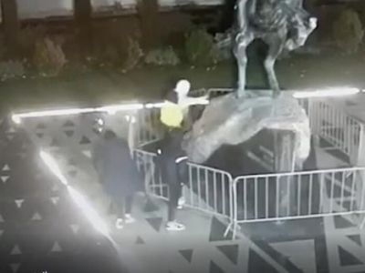 В Феодосии полицейские установили личность подростка, повредившего памятник Петру Котляровскому