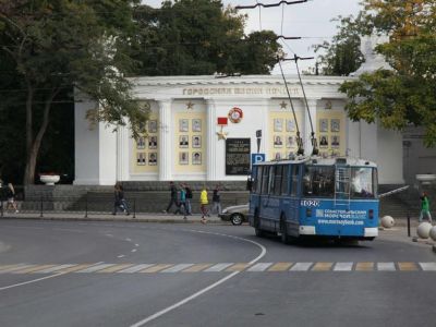Трехлетний ребенок угодил под троллейбус в Севастополе
