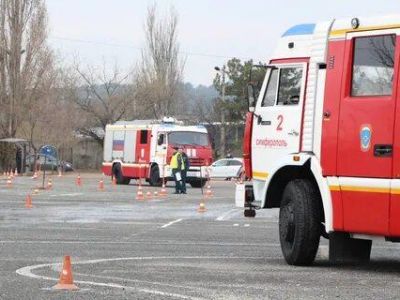 В Крыму водители пожарных машин соревновались в скоростном маневрировании