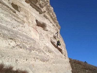 Любитель экстремального отдыха повис на скале в Бахчисарайском районе