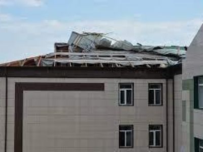 В столице Крыма ураган повредил кровли трех школ и детского сада  