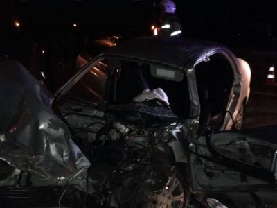 В Феодосии легковой автомобиль столкнулся с КамАЗом (фото)