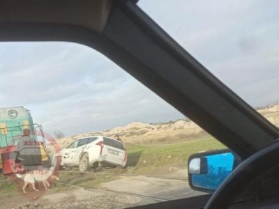 ДТП в Крыму: легковой автомобиль попал под тепловоз в Евпатории (фото)