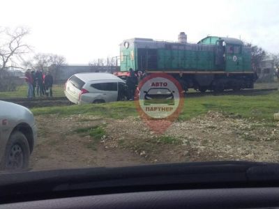 ДТП в Крыму: легковой автомобиль попал под тепловоз в Евпатории (фото)