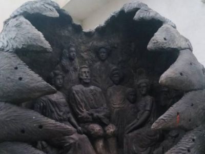 Скандальноизвестную скульптуру царской семьи из Ливадии планируют выставить на аукцион