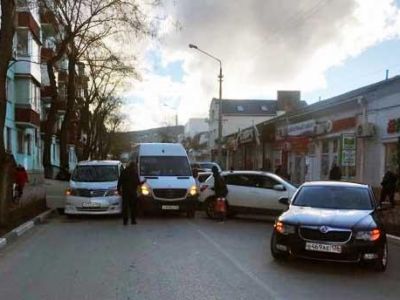 Сегодня в Феодосии на ул. Куйбышева почти на полчаса было блокировано движение