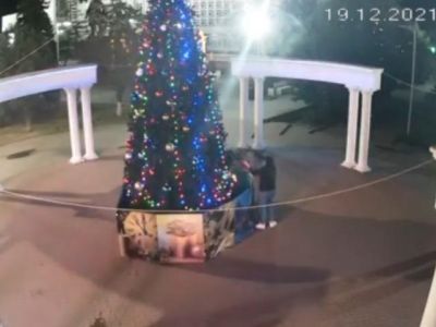 В Крыму неизвестный украл игрушки с новогодней ёлки в городе Саки