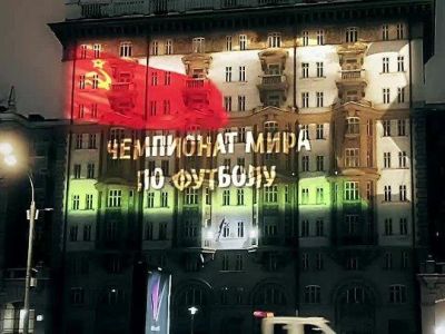 В Москве на здании посольства США ночью появился флаг СССР