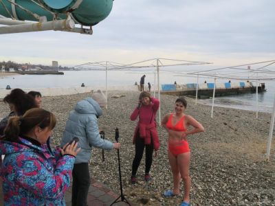 Моржи Феодосии сделали заплыв в море (видео)