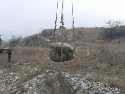 В Сад камней Подольска привезли трехтонный камень из Феодосии