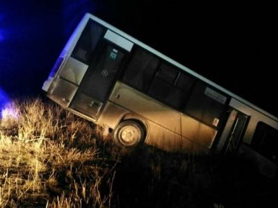 ДТП в Крыму: из-за гололёда в Белогорском районе автобус оказался в кювете (фото)