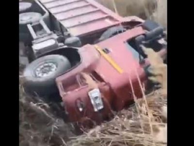 В Крыму вытаскивали из озера КамАЗ и утопили трактор 