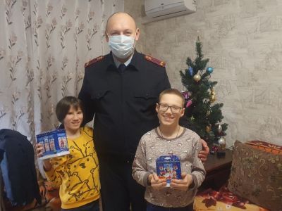 В Феодосии Полицейский Дед Мороз посетил приемные семьи