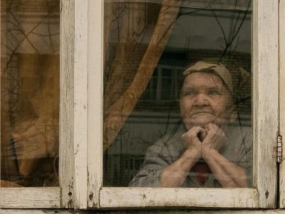 Власти запретили пожилым людям в Крыму покидать дома