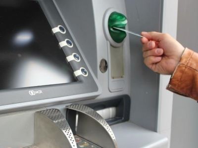 Средняя сумма снятия наличных в банкоматах в России выросла на 16 процентов