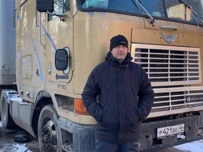 Дальнобойщик, которому всем Крымом собирали на ремонт двигателя его «фуры», до сих пор не может уехать в Курск