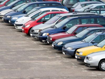 Продажи легковых автомобилей в России снизились на 63%
