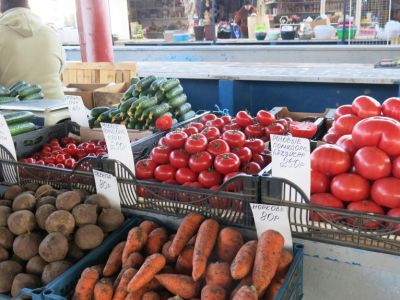 Цены на рынке Феодосии: появились в продаже молодой картофель и клубника