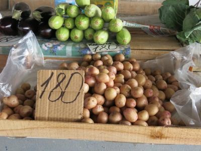Цены на рынке Феодосии: появились в продаже молодой картофель и клубника