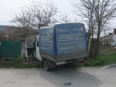 Авария в Феодосии: столкнулись легковушка и грузовой фургон