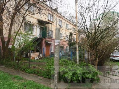 Двор многоквартирного дома в Феодосии незаконно захватили 