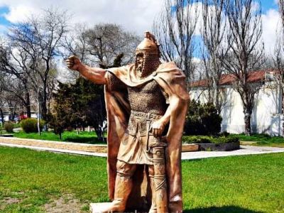 Из рук памятника князю Владимиру в Керчи вырвали крест