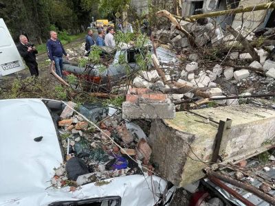 В Ялте обрушилась стена: повреждены 5 атомобилей, два дома остались без газа (фото)