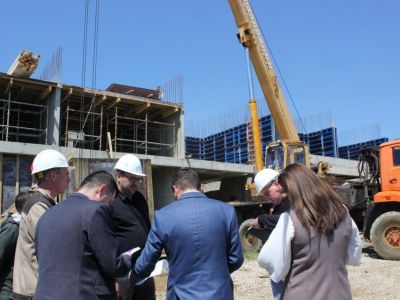 В Приморском проверили ход строительства 72-квартирного дома
