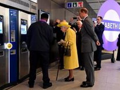 Елизавета II неожиданно спустилась в метро