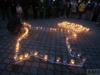В Феодосии зажгли свечи памяти и скорби (видео)