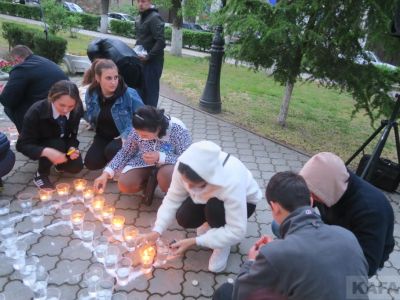 В Феодосии зажгли свечи памяти и скорби (видео)