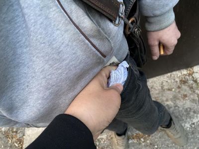 Полицейские Феодосии обнаружили в кармане брюк мужчины наркотики