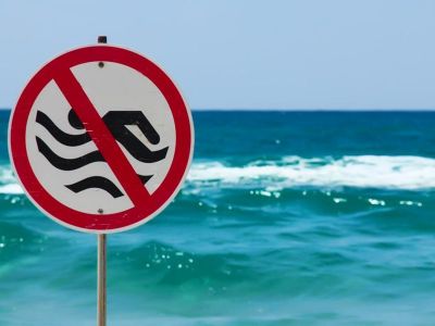 В четырех районах Крыма запретили купаться в море