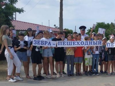 В Феодосии госавтоинспекторы провели акцию «Пешеходный переход!»