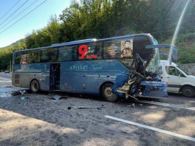 В ДТП с рейсовым автобусом на ялтинской трассе пострадали пять человек, трое в больнице