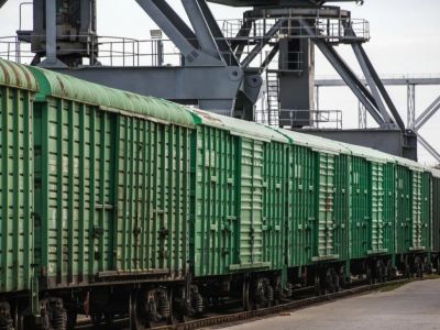Следовавший из Крыма поезд с продовольствием обстреляли в Запорожской области