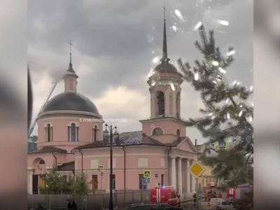 Храм в центре Москвы загорелся после удара молнии