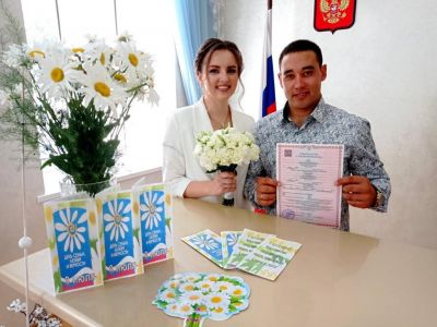 В Феодосийском отделе ЗАГС в День семьи, любви и верности проведены торжественные мероприятия.