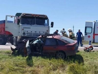 Смертельное ДТП в Крыму: "КамАз" сбил легковушку с пассажирами