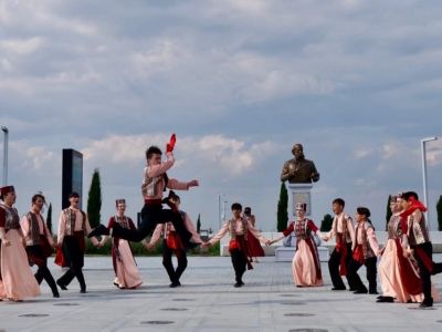 Юбилей Айвазовского в аэропорту Симферополь отметили танцами, стихами и пленэром