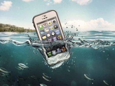 Как спасти телефон, если он упал в море