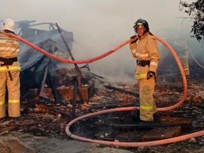 В Крыму четыре часа тушили пожар в частном доме