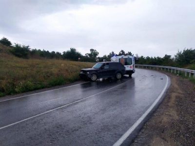 По дороге Феодосия - Орджоникидзе ДТП с участием двух автомобилей.