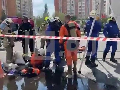 В Москве 12 рабочих провалились в канализационный колодец