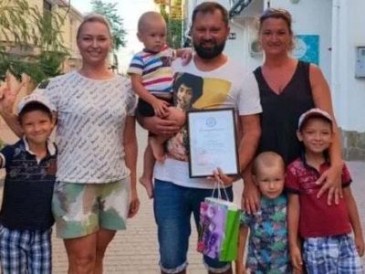 В Феодосии наградили отдыхающего, спасшего ребенка