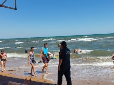 За неделю МЧС спасло на пляжах Феодосии 20 человек, двоих спасти не удалось