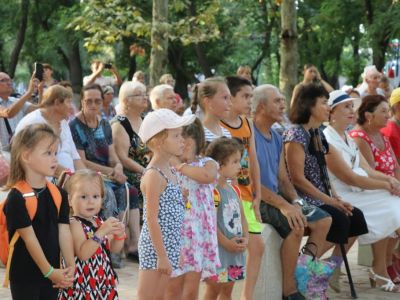 В Комсомольском парке открыли летнюю сцену и провели концерт