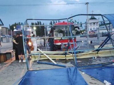 В Феодосии рейсовый автобус на автостанции сбил четырех человек