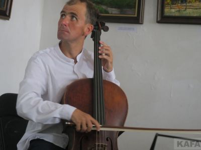 Известный московский виолончелист дал концерт в Феодосии 